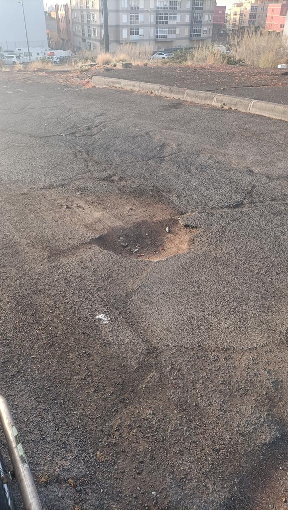 frandelgado651's tweet photo. .@aytolalaguna_es @ViasyObras Este hoyo es en la calle donde estaba la antigua parada de furgones en Santa Catalina de Siena. A ver si se puede cubrir antes de que alguien se deslome o algun vehículo reciba daño.
Saludos https://t.co/DRZQSMP8XP