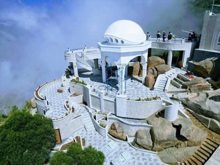 ضريح الشهيد المجاهد العلامة عبدالله علي مصلح سلام الله عليه في جبل مران