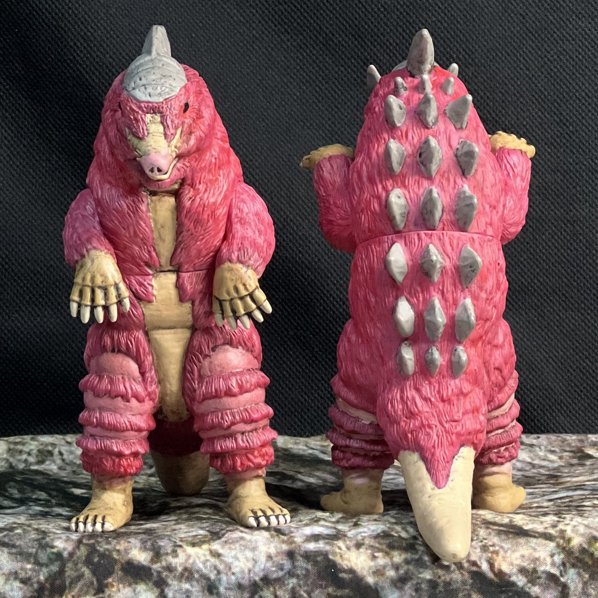 ウルトラ怪獣シリーズ
猛突怪獣ゲドラゴ（メス）
プチ改造&amp;リペイント完成

やっと♂紅あずま🍠と♀紅はるか🍠出会えました🩷良かったね🩷

#ウルトラマンオメガ
#ウルトラフィギュア改造同好会