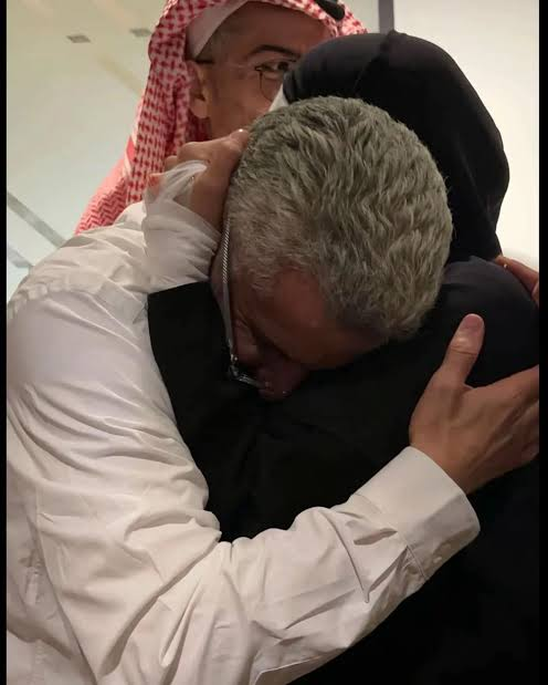 AlshamanEng's tweet photo. #قطوفك #عبدالله_الشامان 
تـاهـت قـطـوفك فــي الافـاق تـنتثر
تـقـتات مــن عـروق بـالقلب تـنتحب
تـنـسج مـن قـريب الـعهد اقـصوصة
ذاك الـزمـان الــذي ولــى بـه الـذهب
تـبكي عـلى ظِـلِّها الـمكسورِ فـي ولهٍ
وتـسـتـظـلُّ بــظــلٍّ مـــا لـــه ســبـبُ
#حميدان_التركي https://t.co/yzWLh1lu1o