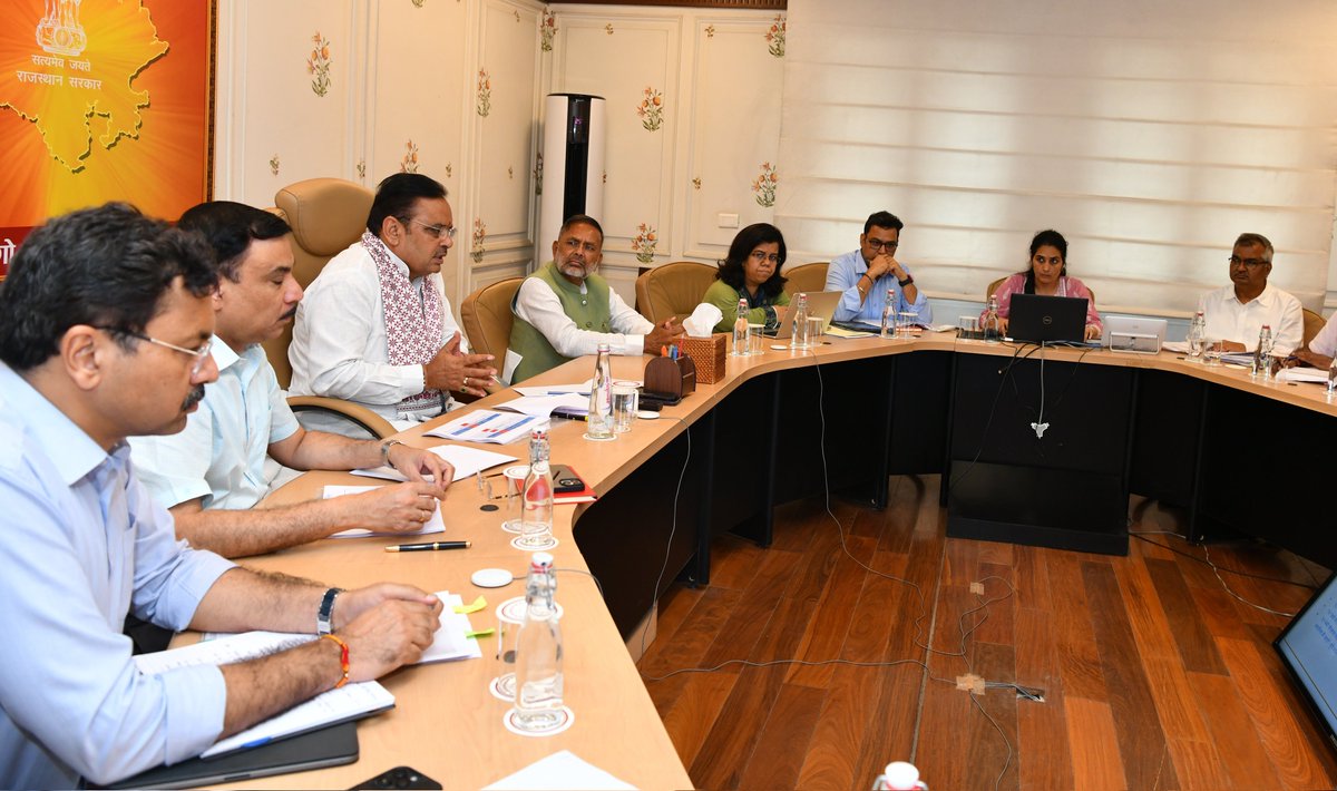 मुख्यमंत्री कार्यालय में ऊर्जा विभाग के अधिकारियों के साथ समीक्षा बैठक ली। इस अवसर पर उपस्थित अधिकारियों को प्रधानमंत्री सूर्यघर मुफ्त बिजली योजना और कुसुम योजना सहित विभिन्न ऊर्जा परियोजनाओं के क्रियान्वयन के साथ ही प्रदेश में ऊर्जा आपूर्ति की निरंतरता, उपभोक्ता सेवाओं के