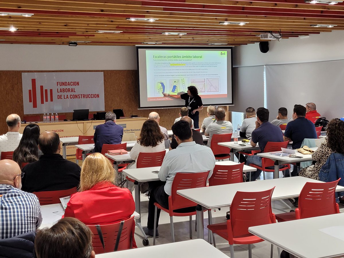 Svelt_spain's tweet photo. Equipos de trabajo en altura :
Escaleras, torres móviles, andamios Balcon rehabilitación e instalación de toldos, aire acondicionado.
#Formacion #prl #svelt #training #trabajoseguro #trabajobienhecho https://t.co/sziuOQQOEn