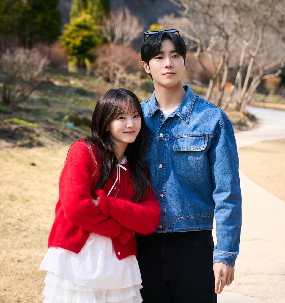 SummerRain1803's tweet photo. 📸 Frozen moments  vs.  🎥 the way they actually move. ☺️#HeadOverHeels  #ChoYiHyun #ChooYoungWoo https://t.co/OVY4yEZ25g