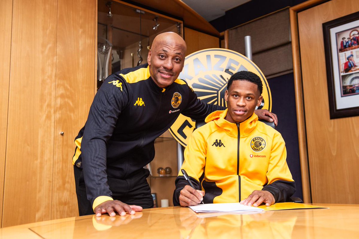 IamMastarmind's tweet photo. 💎 Chiefs’ Marquee Signing ⚫🟡(Asanele Velebayi)

⚡ Lightning speed on the wings
🎯 Creative attacker with sharp dribbling
⚽ Excellent vision and chance creation
🟡 Strong work rate and pressing ability

#MASTARMIND | #KaizerChiefs #Velebayi https://t.co/cY3qShJ0yp