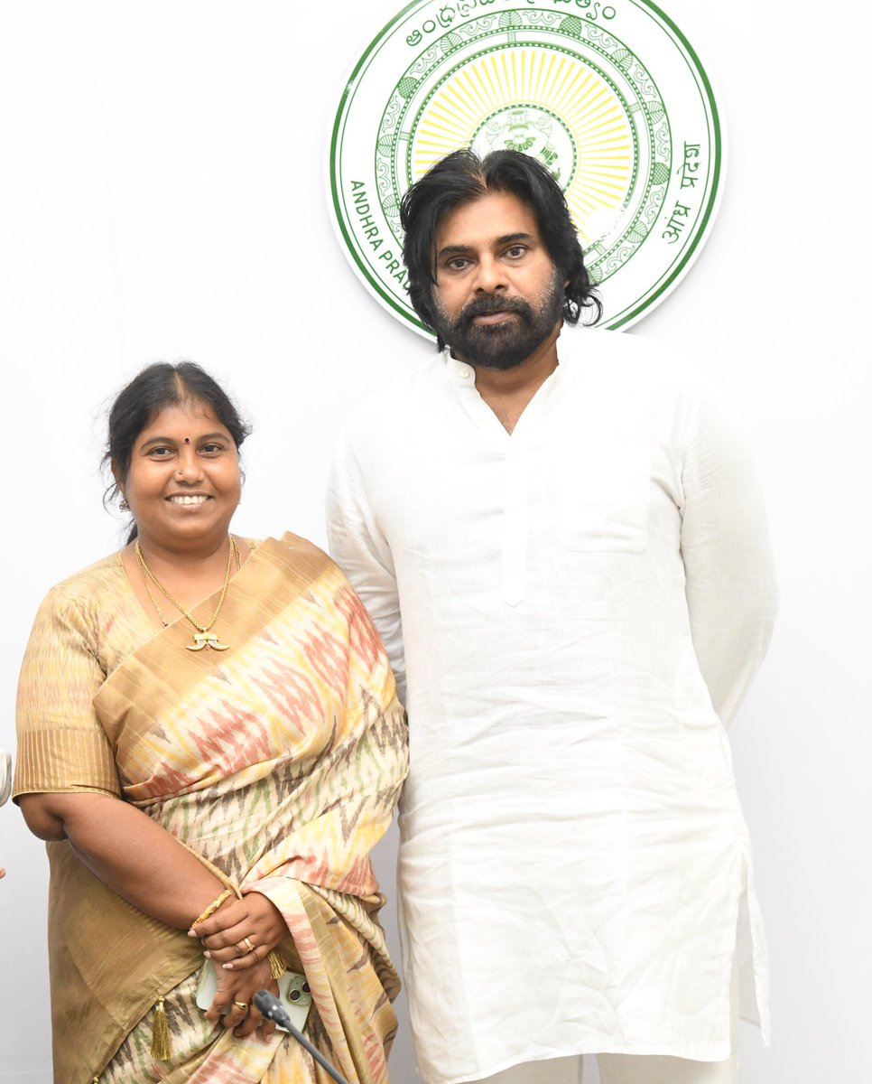 ఆంధ్రప్రదేశ్ రాష్ట్ర వడ్డీ అభివృద్ధి కార్పొరేషన్ చైర్మన్ గా ఎన్నికైన జనసేన పార్టీ వీరమహిళ దెందులూరు నియోజకవర్గం ఇంచార్జ్  శ్రీమతి ఘంటసాల వెంకటలక్ష్మి గారికి జనసేన పార్టీ వీరమహిళ విభాగం తరపున  అభినందనలు తెలియజేస్తున్నాము.

<a href="/PawanKalyan/">Pawan Kalyan</a>
<a href="/JanaSenaParty/">JanaSena Party</a>