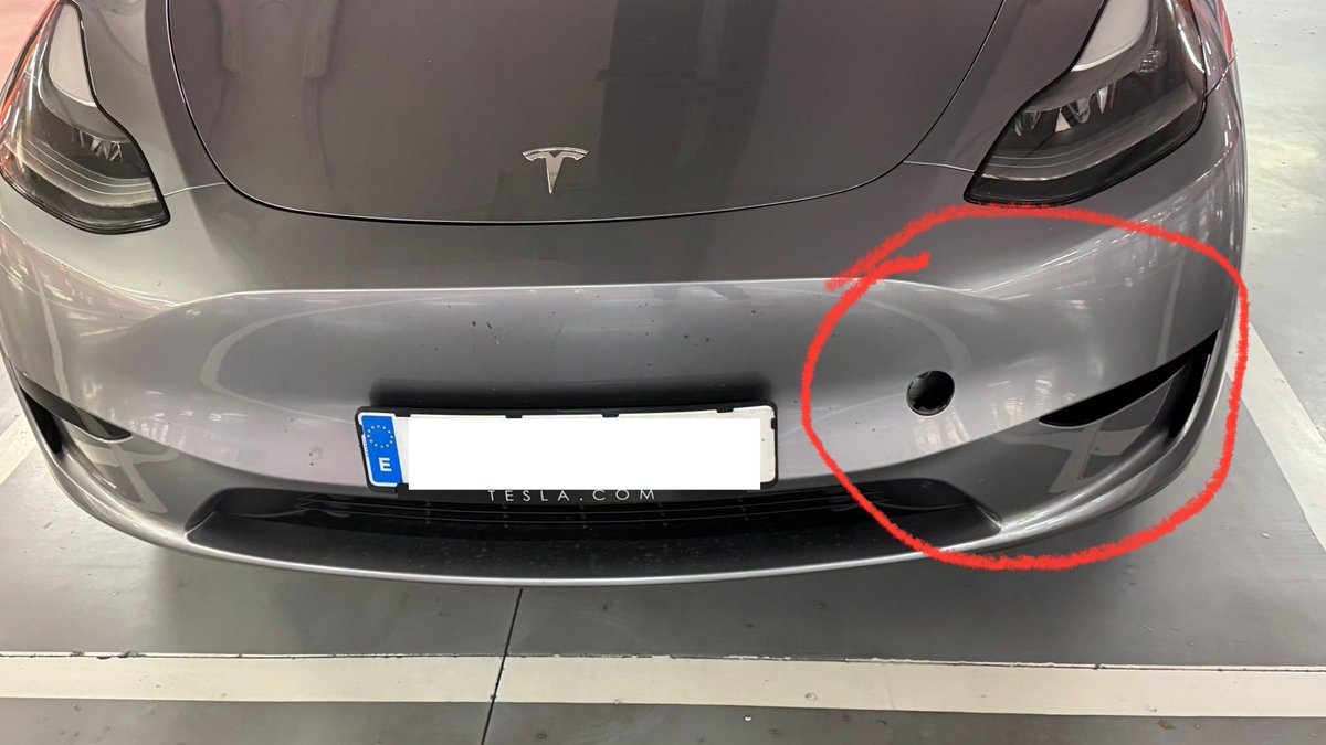 breudev's tweet photo. @EduMembrive Quedó en un susto por suerte, lo tengo grabado. Es lo que tiene de ir por Segovia de noche, el acero que tiene el paragolpes el Model Y es bien fuerte. Daños solos de 300 €, pintura, mano de obra y soldar la pieza que sostiene la tapa negra de las antinieblas https://t.co/NCRm5fIzX0