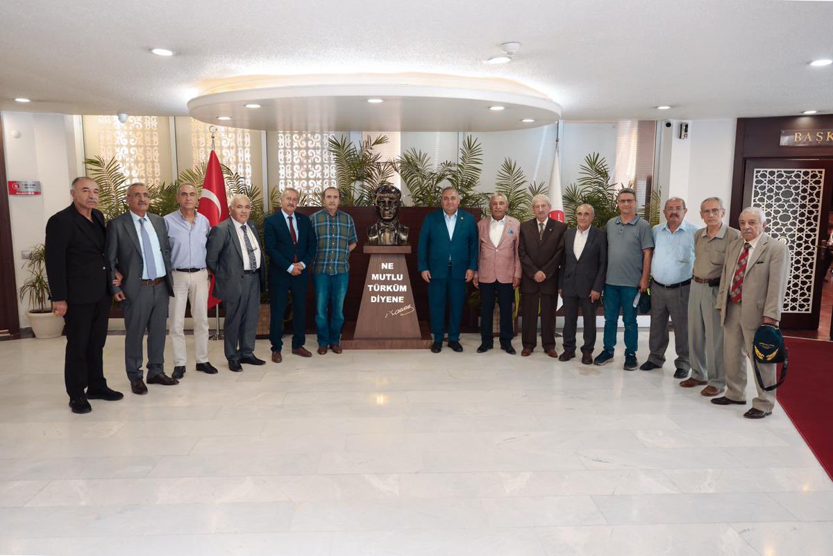OzarslanMesut's tweet photo. Elazığ Harput Kültür Derneği Başkanı Sn. Süleyman Kürkoğlu, Ankara Elazığ Dernekler Birliği Federasyonu (ELBİRFED) Başkanı Sn. Prof. Haşim Çakırbay, Emekli Milletvekili Sn. Prof. Dr. Abdulbaki Türkoğlu, Sn. Prof. Dr. Türker Eroğlu, Avukat Sn. Hüseyin Düzgün'ü belediyemizde ağırladık.

Elazığlı hemşehrilerimi en içten duygularımla selamlıyor, kadim şehrimizin kültürünü yaşatan sivil toplum kuruluşlarına çalışmalarında başarılar diliyorum.