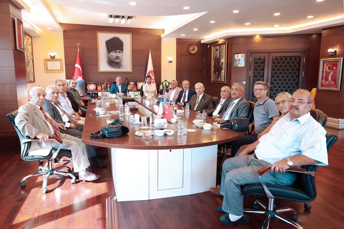 OzarslanMesut's tweet photo. Elazığ Harput Kültür Derneği Başkanı Sn. Süleyman Kürkoğlu, Ankara Elazığ Dernekler Birliği Federasyonu (ELBİRFED) Başkanı Sn. Prof. Haşim Çakırbay, Emekli Milletvekili Sn. Prof. Dr. Abdulbaki Türkoğlu, Sn. Prof. Dr. Türker Eroğlu, Avukat Sn. Hüseyin Düzgün'ü belediyemizde ağırladık.

Elazığlı hemşehrilerimi en içten duygularımla selamlıyor, kadim şehrimizin kültürünü yaşatan sivil toplum kuruluşlarına çalışmalarında başarılar diliyorum.
