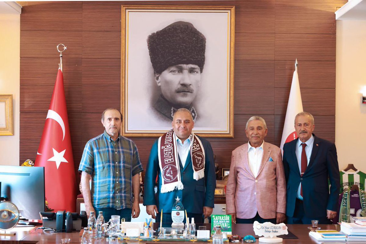 OzarslanMesut's tweet photo. Elazığ Harput Kültür Derneği Başkanı Sn. Süleyman Kürkoğlu, Ankara Elazığ Dernekler Birliği Federasyonu (ELBİRFED) Başkanı Sn. Prof. Haşim Çakırbay, Emekli Milletvekili Sn. Prof. Dr. Abdulbaki Türkoğlu, Sn. Prof. Dr. Türker Eroğlu, Avukat Sn. Hüseyin Düzgün'ü belediyemizde ağırladık.

Elazığlı hemşehrilerimi en içten duygularımla selamlıyor, kadim şehrimizin kültürünü yaşatan sivil toplum kuruluşlarına çalışmalarında başarılar diliyorum.