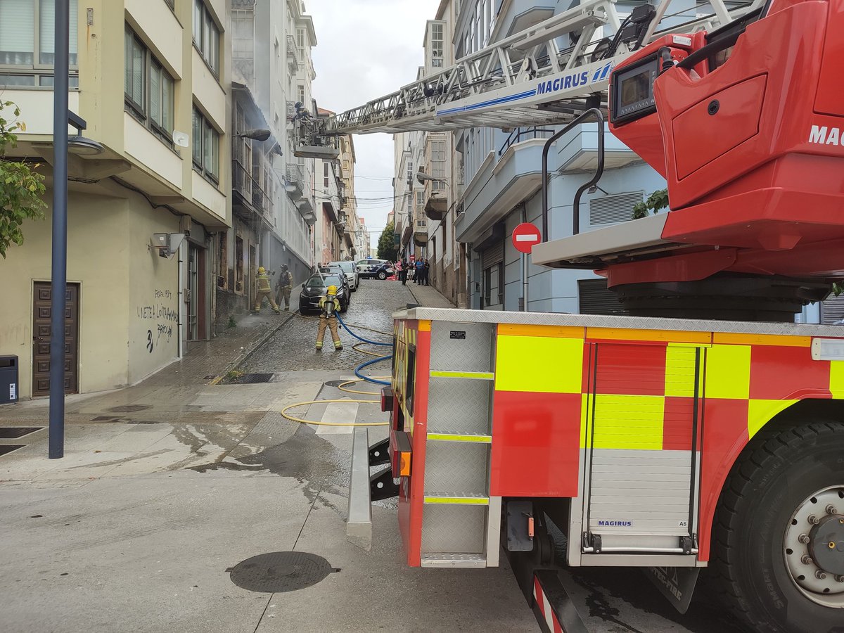 Incendio en un edificio en el centro de Ferrol. Dos dotaciones de bomberos trabajan en su extinción. También se encuentran en el punto agentes de la Policía Local y Nacional, además de una ambulancia