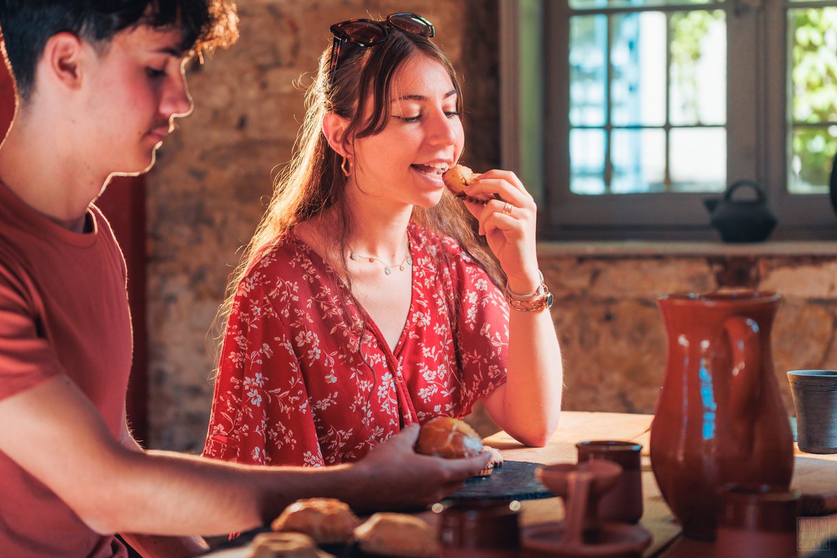 🏰🍗 Voyagez au Moyen Âge à la Taverne du Camp Médiéval à #Carcassonne ! Dégustez tourtes, hypocras maison &amp; jus local, et découvrez les traditions d’antan ⚔️

tourisme-carcassonne.fr/toutes-les-exp…