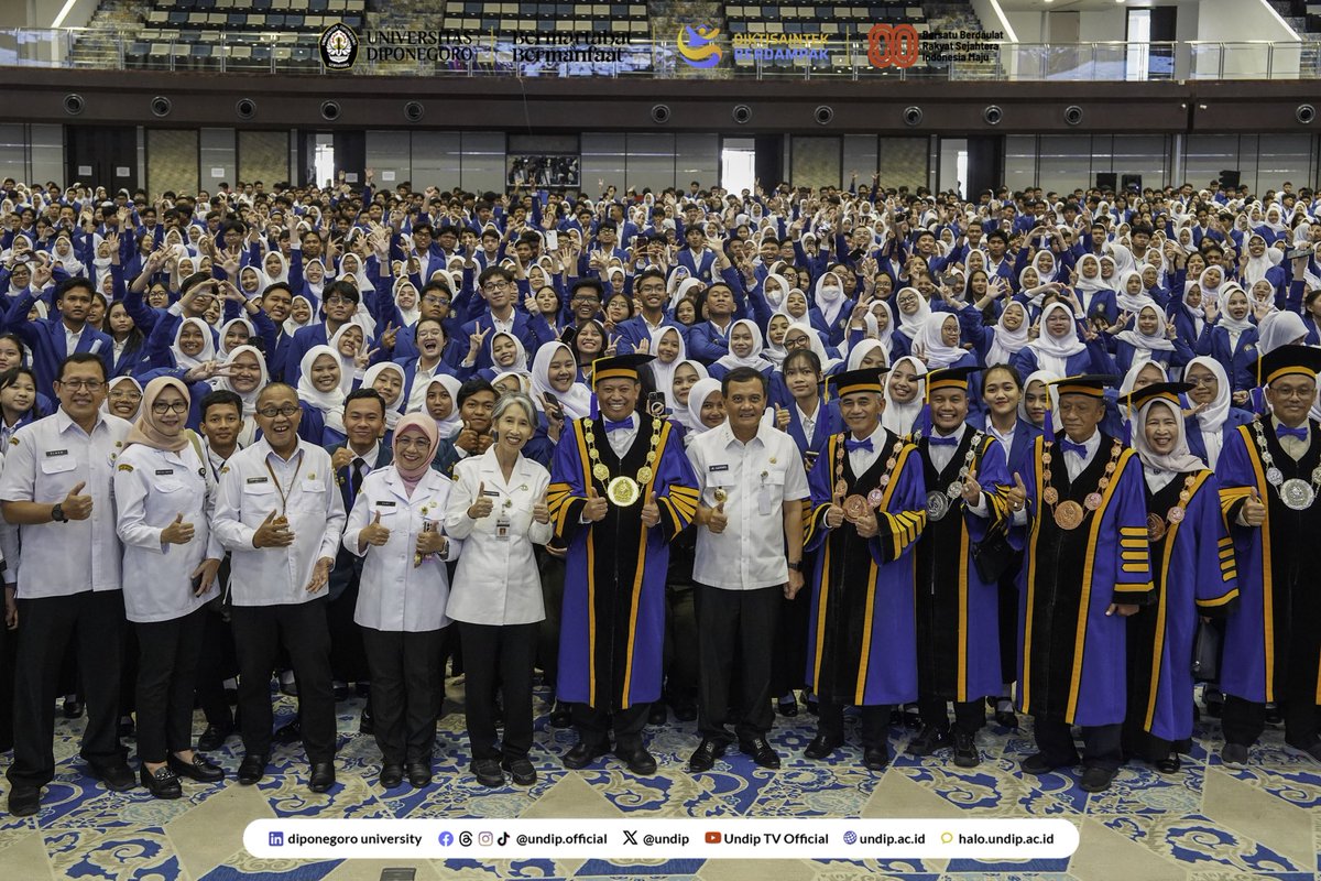 undip's tweet photo. Potret keseruan PMB 2025 hari pertama tadi, Dips! 🥳

Besok lagi, yaaa~ 🤩😋😎 https://t.co/g13UPpOVD0
