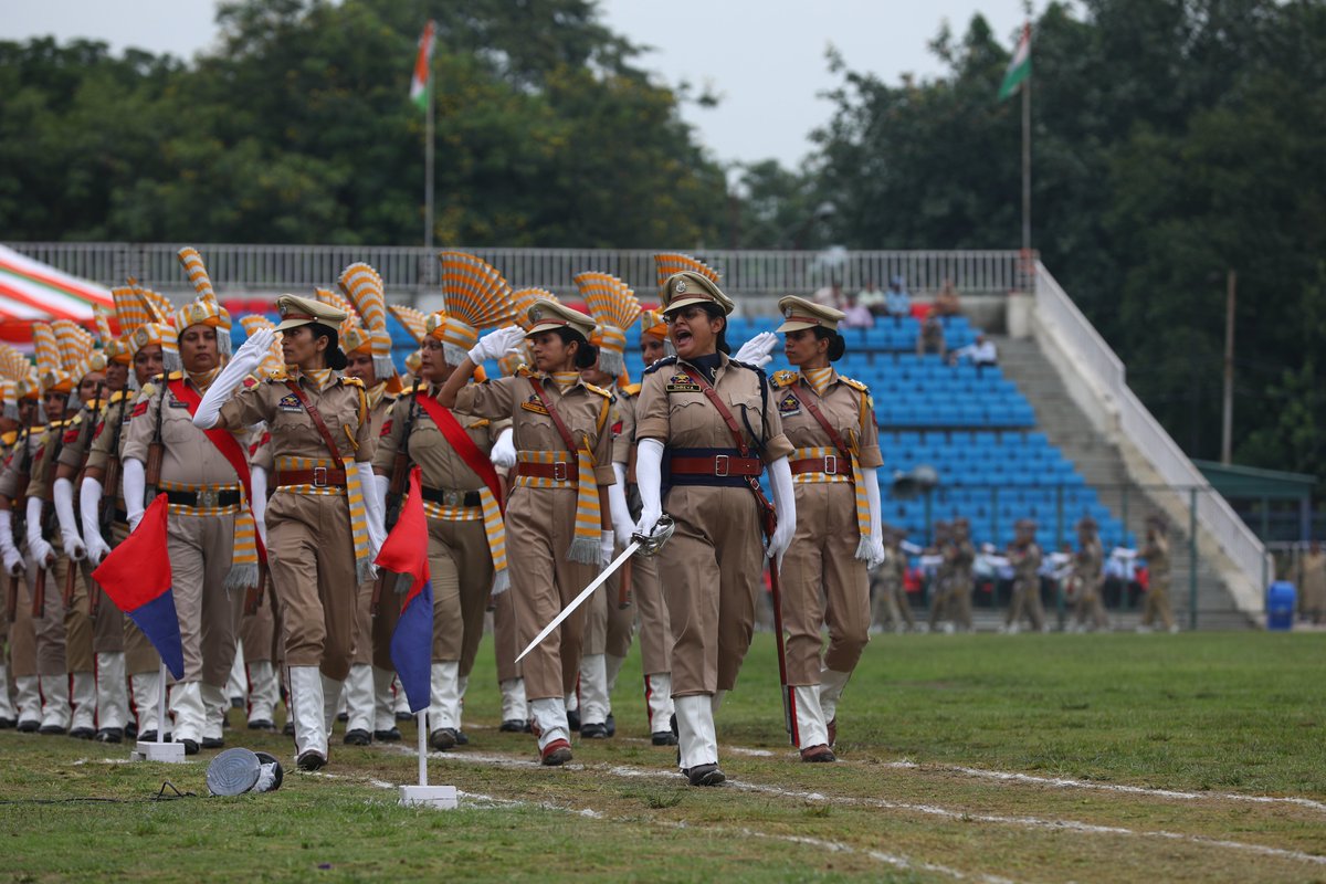 DailyExcelsior1's tweet photo. #InPics | DC Jammu Rakesh Minhas hoisted the Indian Tricolour during the successful conduct of full dress rehearsal for the 79th Independence Day at MAM Stadium.
#Jammu #Rehearsal #79thIndependenceDay #MAMStadium
Pics | Rakesh/Excelsior https://t.co/QXvltKAJZs