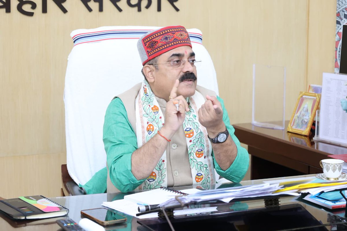 UDHDBIHAR's tweet photo. 🚇माननीय मंत्री श्री @JIBESHKUMARBIH द्वारा @PMRCLofficial के संचालन को लेकर विभागीय पदाधिकारियों संग समीक्षा बैठक की गई। इस अवसर पर विशेष सचिव श्रीमती @_sharma999 एवं अन्य वरिष्ठ अधिकारी उपस्थित रहे।
#UDHDBIHAR #UrbanDevelopment
#PatnaMetroRailProject #PatnaMetro
#MetroProgress https://t.co/Uqzmz9KQjW