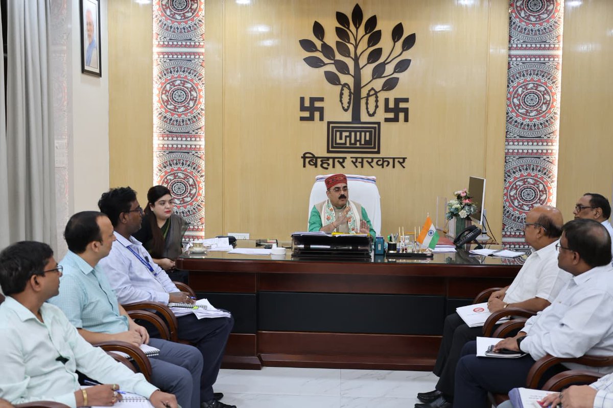UDHDBIHAR's tweet photo. 🚇माननीय मंत्री श्री @JIBESHKUMARBIH द्वारा @PMRCLofficial के संचालन को लेकर विभागीय पदाधिकारियों संग समीक्षा बैठक की गई। इस अवसर पर विशेष सचिव श्रीमती @_sharma999 एवं अन्य वरिष्ठ अधिकारी उपस्थित रहे।
#UDHDBIHAR #UrbanDevelopment
#PatnaMetroRailProject #PatnaMetro
#MetroProgress https://t.co/Uqzmz9KQjW