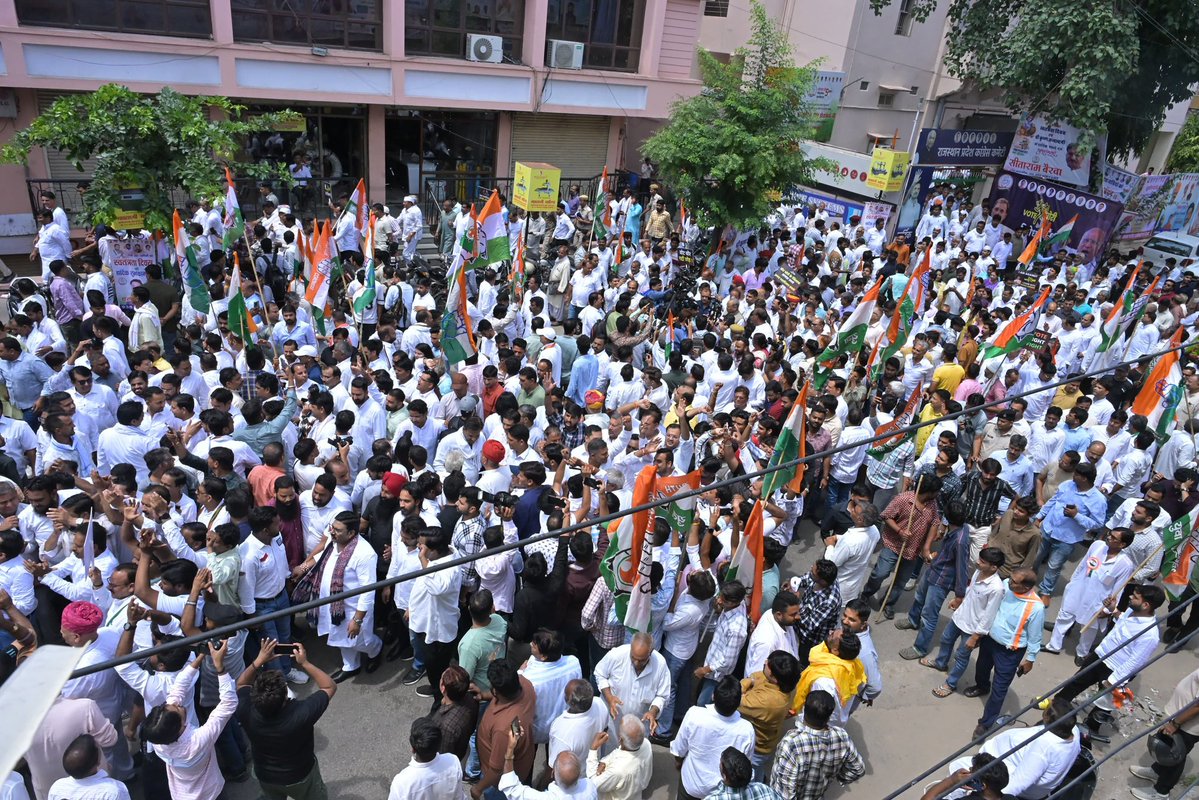 Rajasthan PCC (@incrajasthan) on Twitter photo कांग्रेस प्रदेश अध्यक्ष <a href="/GovindDotasra/">Govind Singh Dotasra</a> जी के नेतृत्व में आज राजस्थान कांग्रेस ने #वोट_चोरी के खिलाफ पुरजोर विरोध किया।
संदेश साफ है - #वोट_चोर_गद्दी_छोड़
📍 जयपुर कांग्रेस प्रदेश अध्यक्ष <a href="/GovindDotasra/">Govind Singh Dotasra</a> जी के नेतृत्व में आज राजस्थान कांग्रेस ने #वोट_चोरी के खिलाफ पुरजोर विरोध किया।
संदेश साफ है - #वोट_चोर_गद्दी_छोड़
📍 जयपुर
