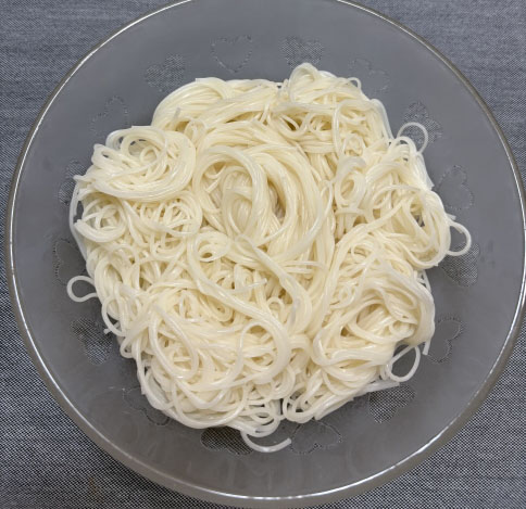 eda_chan's tweet photo. ←私が用意したそうめん  実際に娘が食べてくれるそうめん→ https://t.co/vYTWVJStQK