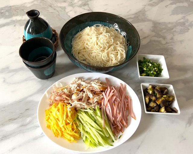 eda_chan's tweet photo. ←私が用意したそうめん  実際に娘が食べてくれるそうめん→ https://t.co/vYTWVJStQK