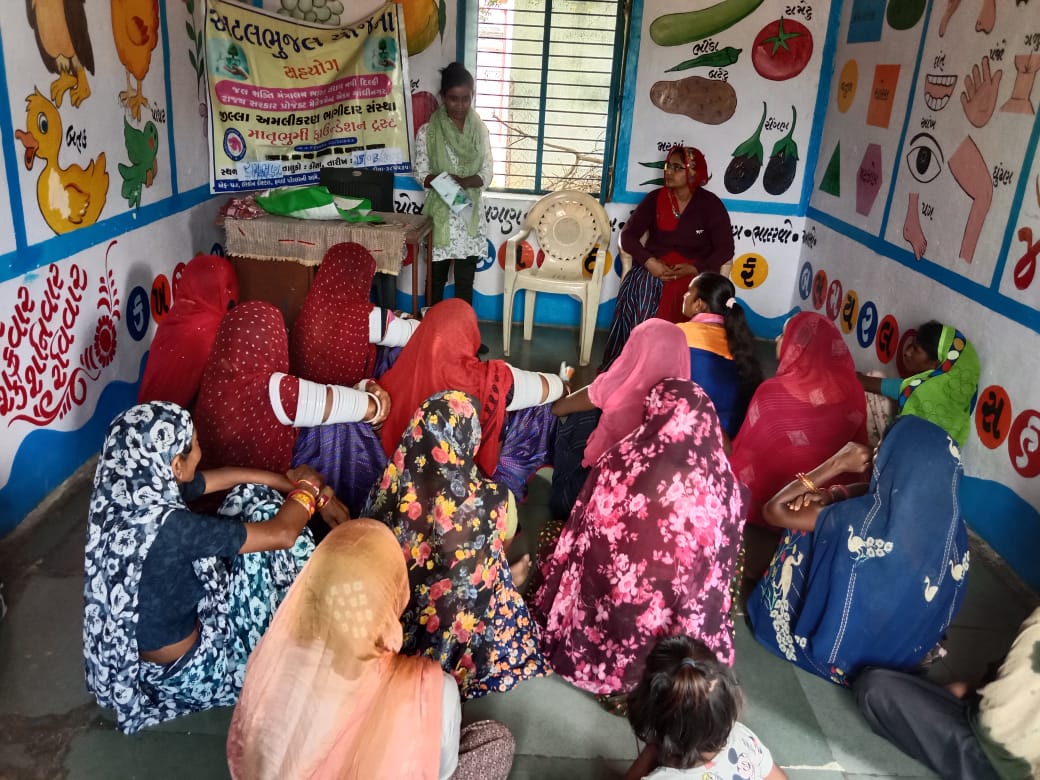 Matrubhumi123's tweet photo. Ramasan Anganwadi Cendra ma DIP - Matrubhumi Foundation Trust Atal Bhujal Yojana Atanrgat women's meeting karvama avi https://t.co/y5QYHI7fNE