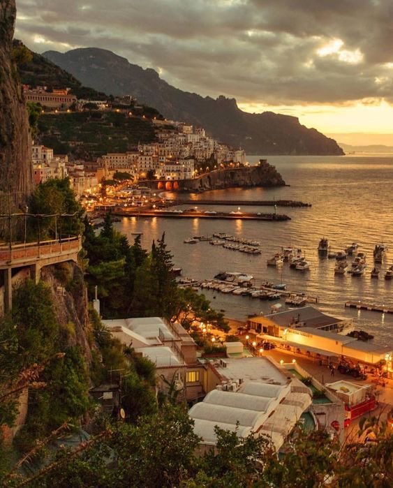 evrenseImerak's tweet photo. “Size bir şey söyleyim mi… Amalfi’de birkaç ömür tüketilir.” https://t.co/YEVraofe69