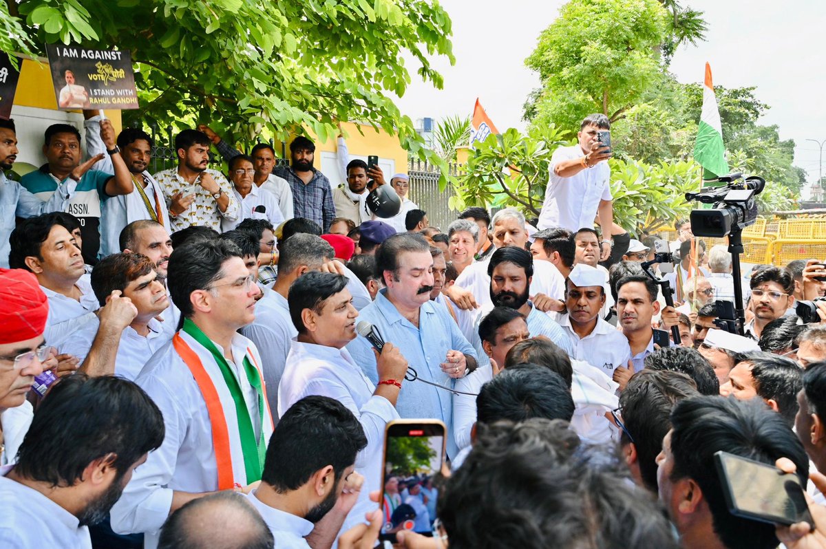 Govind Singh Dotasra (@govinddotasra) on Twitter photo देश की सत्ता में बेईमानी और बैकडोर से बनी सरकार काबिज है, जो बहुमत से नहीं #वोट_चोरी आई है।
वोट चोरी के खिलाफ <a href="/RahulGandhi/">Rahul Gandhi</a> जी की आवाज़ बुलंद कीजिए, ये आपका अधिकार और मताधिकार बचाने की लड़ाई है।
📍जयपुर में #VoteChori के खिलाफ विरोध-मार्च
#वोट_चोर_गद्दी_छोड़ देश की सत्ता में बेईमानी और बैकडोर से बनी सरकार काबिज है, जो बहुमत से नहीं #वोट_चोरी आई है।
वोट चोरी के खिलाफ <a href="/RahulGandhi/">Rahul Gandhi</a> जी की आवाज़ बुलंद कीजिए, ये आपका अधिकार और मताधिकार बचाने की लड़ाई है।
📍जयपुर में #VoteChori के खिलाफ विरोध-मार्च
#वोट_चोर_गद्दी_छोड़