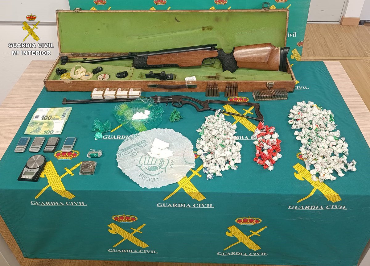 Desmantelado en #VillanuevadelaTorre un punto de venta de sustancias estupefacientes.

👉Se ha detenido a dos personas 👤⛓️‍💥👤 en incautado 365 gramos de cocaína, armas largas, munición y cerca de 2000 euros 💵 en efectivo.