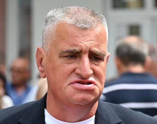 Miro Bulj zaista izgleda kao da lijepo možeš izračunati plošnu dijagonalu jer su bridovi jednake veličine.