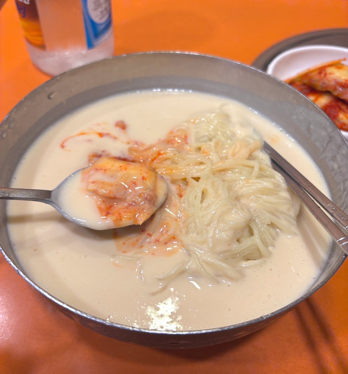 1683895nn's tweet photo. 今回の渡韓で一番美味かったといっても過言ではないくらいコングクスが美味すぎる^_^

盛岡冷麺よりカルグクスよりマッククスよりコングクス🎶派になり申した　濃厚クリーミーなめらかスープにキムチ入れた時の味💯💯👍
豆乳担々麺が好きな人は気にいる味だと思います^_^🎶おすすめ🎶 https://t.co/L9jEbgGfV6