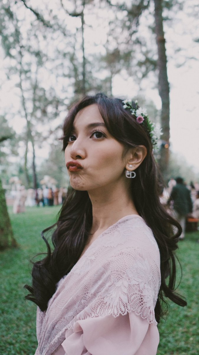 Sheila Dara looks adorably enchanting in new photos.