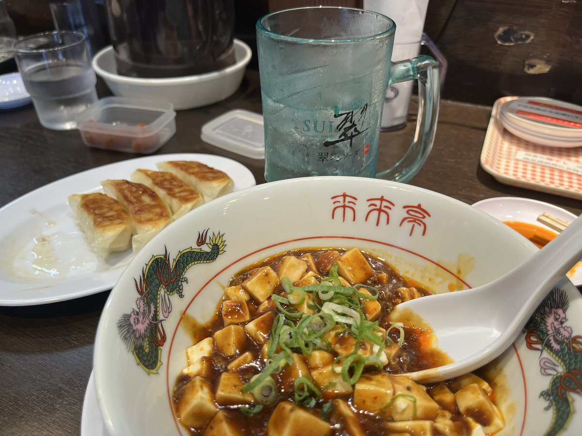 息子が夕飯はいらないと出掛けたので
ラーメン食べたい父さんと
麻婆と餃子で飲みたい母さんは
来来亭にきました
塩分の多量摂取で水分が必要です🍺
