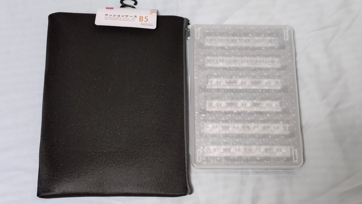 OtWYOFKkjqEl0O6's tweet image. 鉄コレ関係はNshell(@MiniunitStrage)さんの車両ケースに入れているのですが、レンタルレイアウト等に行く際に落としたり他のケースと当たって割れそうな感じがしたのでどうしようかと思っていたら、ダイソーで素敵なクッションケースを発見！
これで移動時も安心です！
#Nshell 
#DAISO