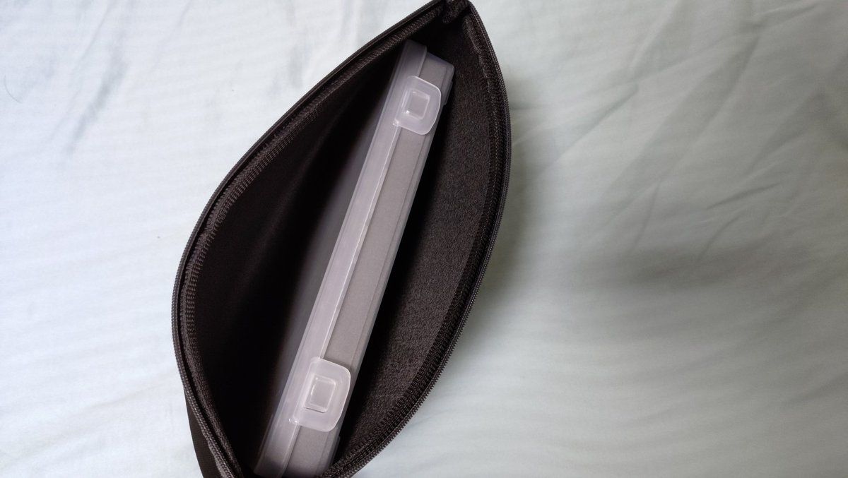 OtWYOFKkjqEl0O6's tweet image. 鉄コレ関係はNshell(@MiniunitStrage)さんの車両ケースに入れているのですが、レンタルレイアウト等に行く際に落としたり他のケースと当たって割れそうな感じがしたのでどうしようかと思っていたら、ダイソーで素敵なクッションケースを発見！
これで移動時も安心です！
#Nshell 
#DAISO