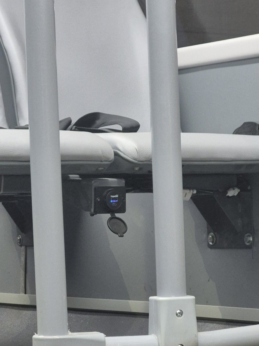 Chennai is getting innovative. MAA2 bus from Chennai airport to siruseri IT park has uplifted to AC and every seats have a usb charging port. Thats one hell of upgrade to cover the IT corridor. 
#Chennaibus #tnstc #MAA2 #chennaiairport