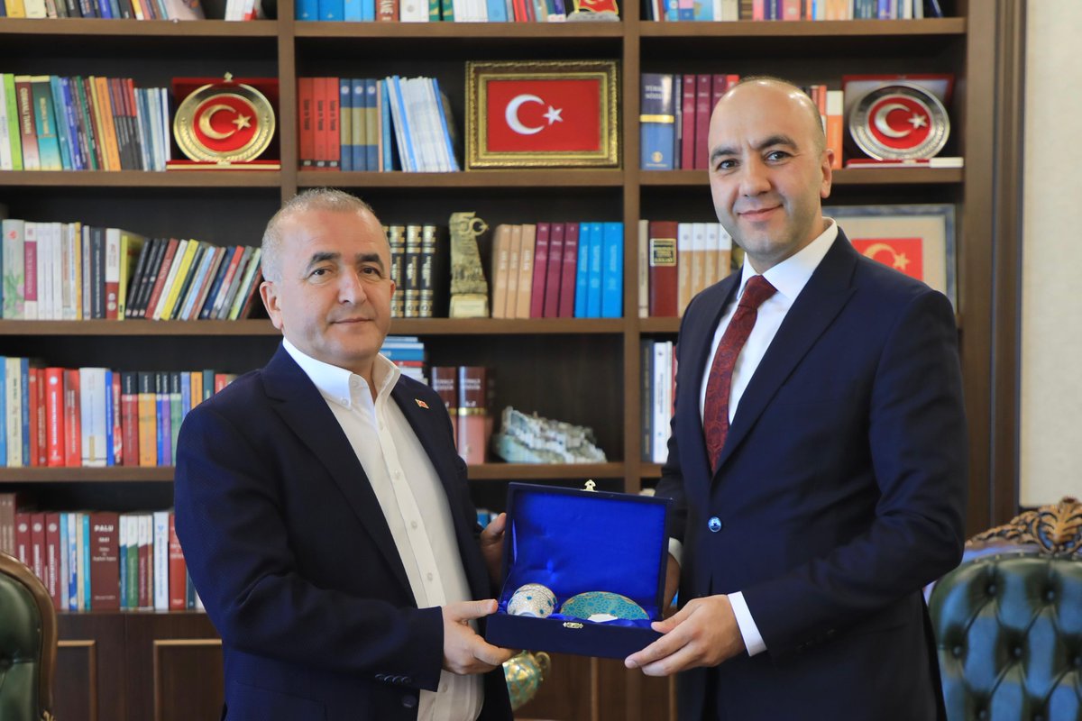 elazig_valiligi's tweet photo. İl Özel İdaresi Genel Sekreter Yardımcılığı ve  memuriyet hayatından müstafi eden Murat OKUBAY, Valimiz Numan HATİPOĞLU’nu ziyaret etti.

@numanhatipoglu https://t.co/O2jJWNAzSL