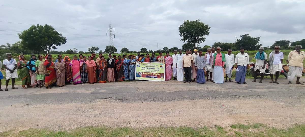 MaskiTp's tweet photo. ಕನ್ನಾಳ ಗ್ರಾಪಂಯ ವ್ಯಾಸನಂದಿಹಾಳ ಹಳ್ಳ  ಹೂಳೆತ್ತುವ ಕಾಮಗಾರಿ ಸ್ಥಳದಲ್ಲಿ ರೋಜ್ ಗಾರ್ ದಿನ ಆಚರಿಸಿ ಕೂಲಿಕಾರರಿಗೆ ನರೇಗಾ ಯೋಜನೆ ಕುರಿತು ಮಾಹಿತಿ ನೀಡಲಾಯಿತು.
@ZillaRaichur @MgnregsK @mgnregamanvitp @TpSirwar @MgnregsD @PriyankKharge @mgnregstpraich1  @readingkafka @CeoRaichur https://t.co/mfVxxauSzN