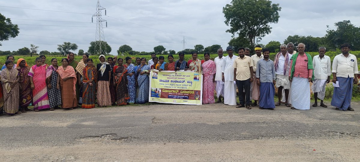 MaskiTp's tweet photo. ಕನ್ನಾಳ ಗ್ರಾಪಂಯ ವ್ಯಾಸನಂದಿಹಾಳ ಹಳ್ಳ  ಹೂಳೆತ್ತುವ ಕಾಮಗಾರಿ ಸ್ಥಳದಲ್ಲಿ ರೋಜ್ ಗಾರ್ ದಿನ ಆಚರಿಸಿ ಕೂಲಿಕಾರರಿಗೆ ನರೇಗಾ ಯೋಜನೆ ಕುರಿತು ಮಾಹಿತಿ ನೀಡಲಾಯಿತು.
@ZillaRaichur @MgnregsK @mgnregamanvitp @TpSirwar @MgnregsD @PriyankKharge @mgnregstpraich1  @readingkafka @CeoRaichur https://t.co/mfVxxauSzN