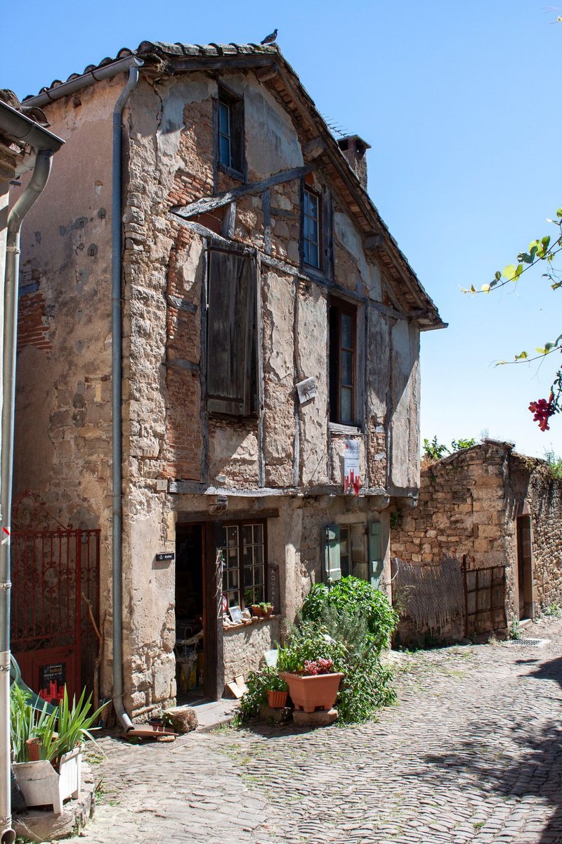🏡 𝗕𝗶𝗹𝗱 𝗱𝗲𝘀 𝗧𝗮𝗴𝗲𝘀 (𝟭𝟯. 𝗔𝘂𝗴):
Ein Haus in Cordes-sur-Ciel mit integriertem Dachstuhl – Umbauten über Jahrhunderte sichtbar.
1222 gegründet, ein gotisches Juwel über dem Tal des Cérou.
#CordesSurCiel #MittelalterBildDesTages #Fachwerk #Gotik #MittelalterCom