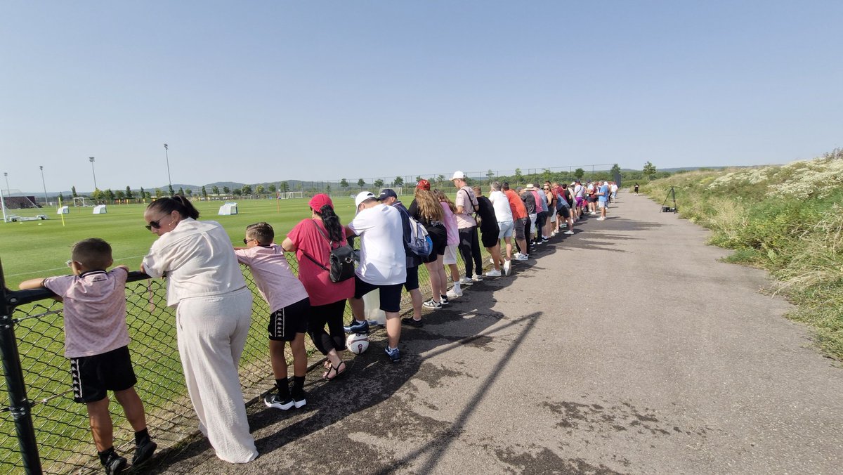 sociosfcmetz's tweet photo. 🔥 #FCMetz : Belle ambiance ce matin à l’entraînement des Grenats !
Les supporters sont venus nombreux, sous le soleil, pour encourager les Messins avant le derby de dimanche face à Strasbourg.
Une passion qui ne faiblit jamais. 🙂⚽️ #FCMetz #AllezMetz #DerbyGrandEst https://t.co/XeyiBrGe1E