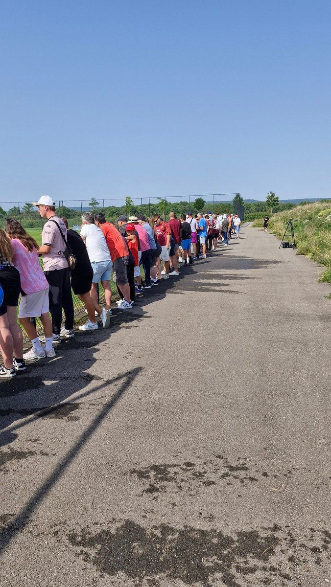 sociosfcmetz's tweet photo. 🔥 #FCMetz : Belle ambiance ce matin à l’entraînement des Grenats !
Les supporters sont venus nombreux, sous le soleil, pour encourager les Messins avant le derby de dimanche face à Strasbourg.
Une passion qui ne faiblit jamais. 🙂⚽️ #FCMetz #AllezMetz #DerbyGrandEst https://t.co/XeyiBrGe1E
