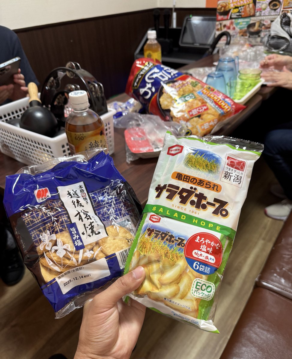 morimotoshoji's tweet photo. 新潟から来たということでたくさんの米菓をふるまわれた。「サラダホープ」というお菓子は東京では買えないとのことでとくに勧められ、ちゃんとおいしかった。そして新潟産のお米（を使ったサトウのごはん）でおにぎりをにぎってくれた。おにぎりをにぎるのに両手がふさがってるあいだ、ビッグフレンドの腕をマイクスタンドにして渚のバルコニーを歌ってた。生まれて初めての視界で面白かった。たらこのおにぎり、おいしかった。「スピリチュアルフェスティバル」で入手してきた"かなりいい塩"を使ったらしい。情報洪水