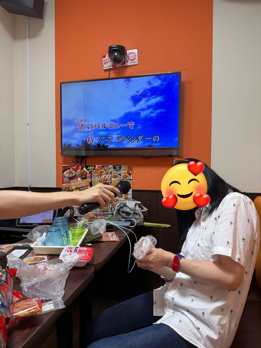 morimotoshoji's tweet photo. 新潟から来たということでたくさんの米菓をふるまわれた。「サラダホープ」というお菓子は東京では買えないとのことでとくに勧められ、ちゃんとおいしかった。そして新潟産のお米（を使ったサトウのごはん）でおにぎりをにぎってくれた。おにぎりをにぎるのに両手がふさがってるあいだ、ビッグフレンドの腕をマイクスタンドにして渚のバルコニーを歌ってた。生まれて初めての視界で面白かった。たらこのおにぎり、おいしかった。「スピリチュアルフェスティバル」で入手してきた"かなりいい塩"を使ったらしい。情報洪水