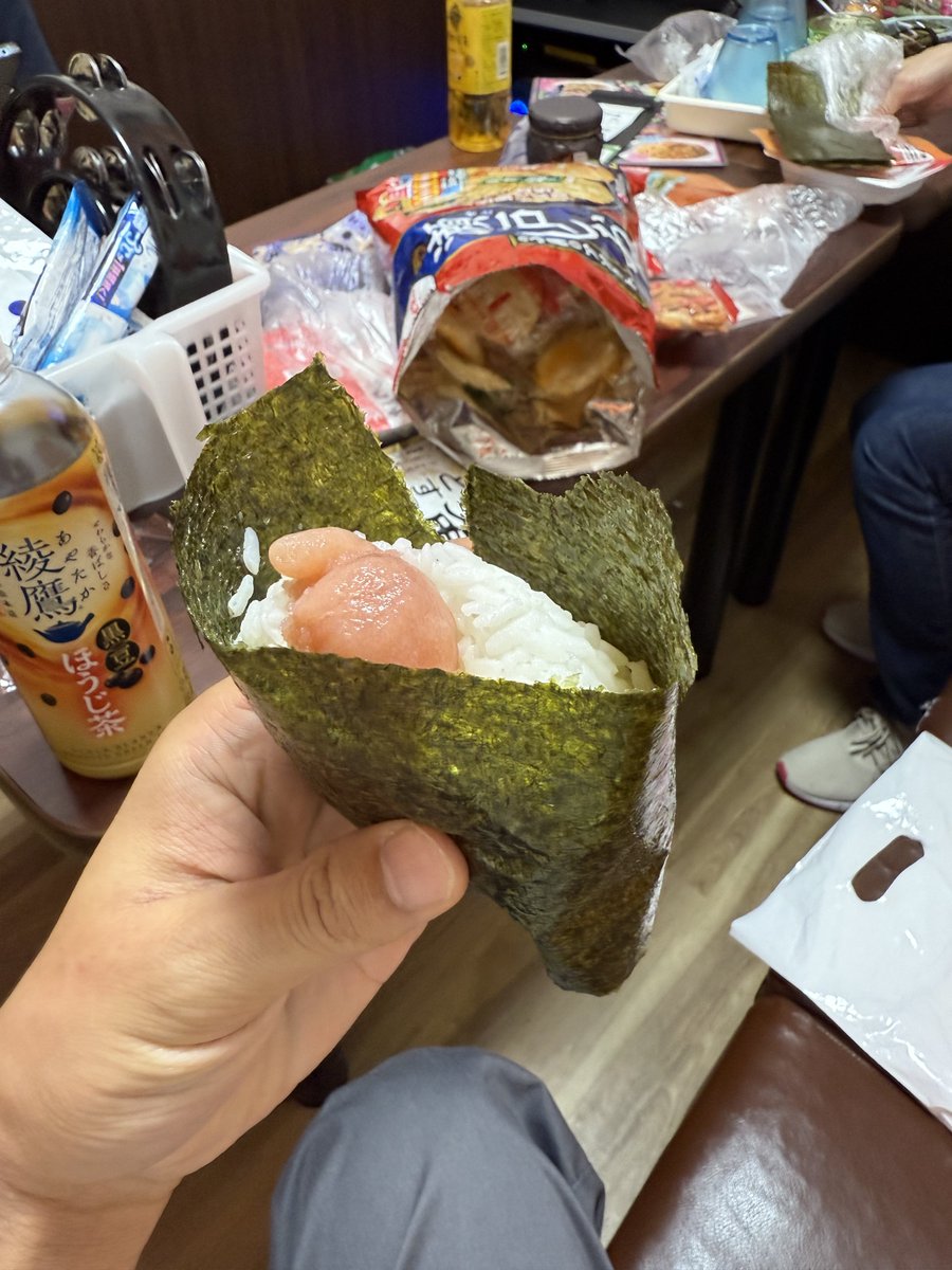 morimotoshoji's tweet photo. 新潟から来たということでたくさんの米菓をふるまわれた。「サラダホープ」というお菓子は東京では買えないとのことでとくに勧められ、ちゃんとおいしかった。そして新潟産のお米（を使ったサトウのごはん）でおにぎりをにぎってくれた。おにぎりをにぎるのに両手がふさがってるあいだ、ビッグフレンドの腕をマイクスタンドにして渚のバルコニーを歌ってた。生まれて初めての視界で面白かった。たらこのおにぎり、おいしかった。「スピリチュアルフェスティバル」で入手してきた"かなりいい塩"を使ったらしい。情報洪水