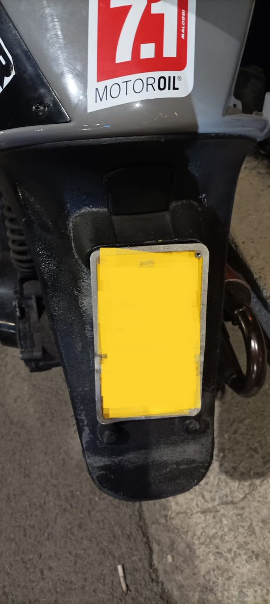 policia_localML's tweet photo. 👮@policia_localML
Detuvo esta madrugada a un individuo como presunto autor de un delito de falsedad documental

Una infracción de tráfico cometida con un 🛵hizo que se pidieran datos de la placa y bastidor, comprobando que no se correspondían❌

Por lo que se detuvo al conductor https://t.co/eVb7VqEI0G