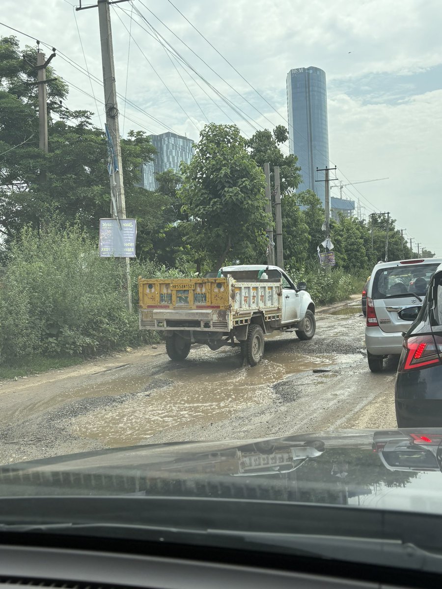 charus's tweet photo. @MunCorpGurugram @MoHUA_India @cmohry @NayabSainiBJP Can something be done about Golf Course Extension Road https://t.co/ePipYFCiaZ