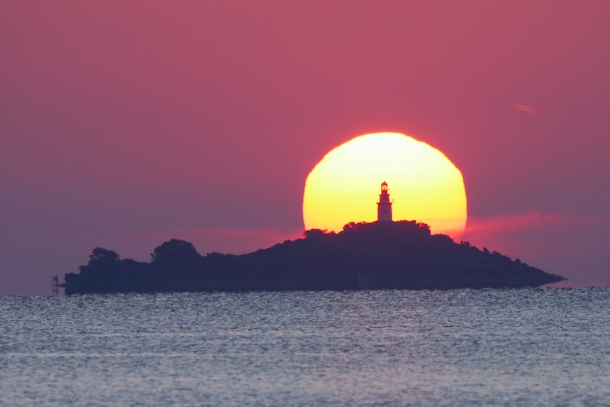 AlbertoOlmosG's tweet photo. Salida de sol tras el faro de La Alcanada, Mallorca. https://t.co/ARPeADoXB2