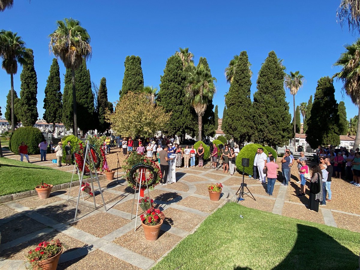 PSOE Badajoz /❤️ (@psoebadajoz) on Twitter photo 📅 Este viernes 15 de agosto, a las 10:30 horas, en el Cementerio Viejo de #Badajoz.
Un homenaje que el @PSOEBadajoz y <a href="/UGTExtremadura/">UGT Extremadura</a> realizan desde hace 48 años a las víctimas del franquismo y la Toma de Badajoz.
🎶🌹 Memoria, verdad y justicia.
#MemoriaHistórica #PSOE 📅 Este viernes 15 de agosto, a las 10:30 horas, en el Cementerio Viejo de #Badajoz.
Un homenaje que el @PSOEBadajoz y <a href="/UGTExtremadura/">UGT Extremadura</a> realizan desde hace 48 años a las víctimas del franquismo y la Toma de Badajoz.
🎶🌹 Memoria, verdad y justicia.
#MemoriaHistórica #PSOE