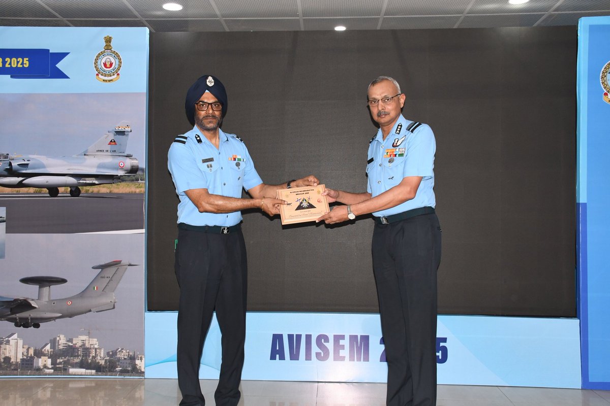 PRODefPune's tweet photo. 🇮🇳 भारतीय वायु सेना एवियोनिक्स में आत्मनिर्भरता की ओर अग्रसर।

#IAF मुख्यालय ने बीआरडी, पुणे में (12-13 अगस्त) #AVISEM-25 का आयोजन किया, जिसका मुख्य विषय "एवियोनिक्स विकास और उत्पाद जीवन चक्र प्रबंधन में चुनौतियाँ" था। ...(1/2) https://t.co/mb5849lVmN
