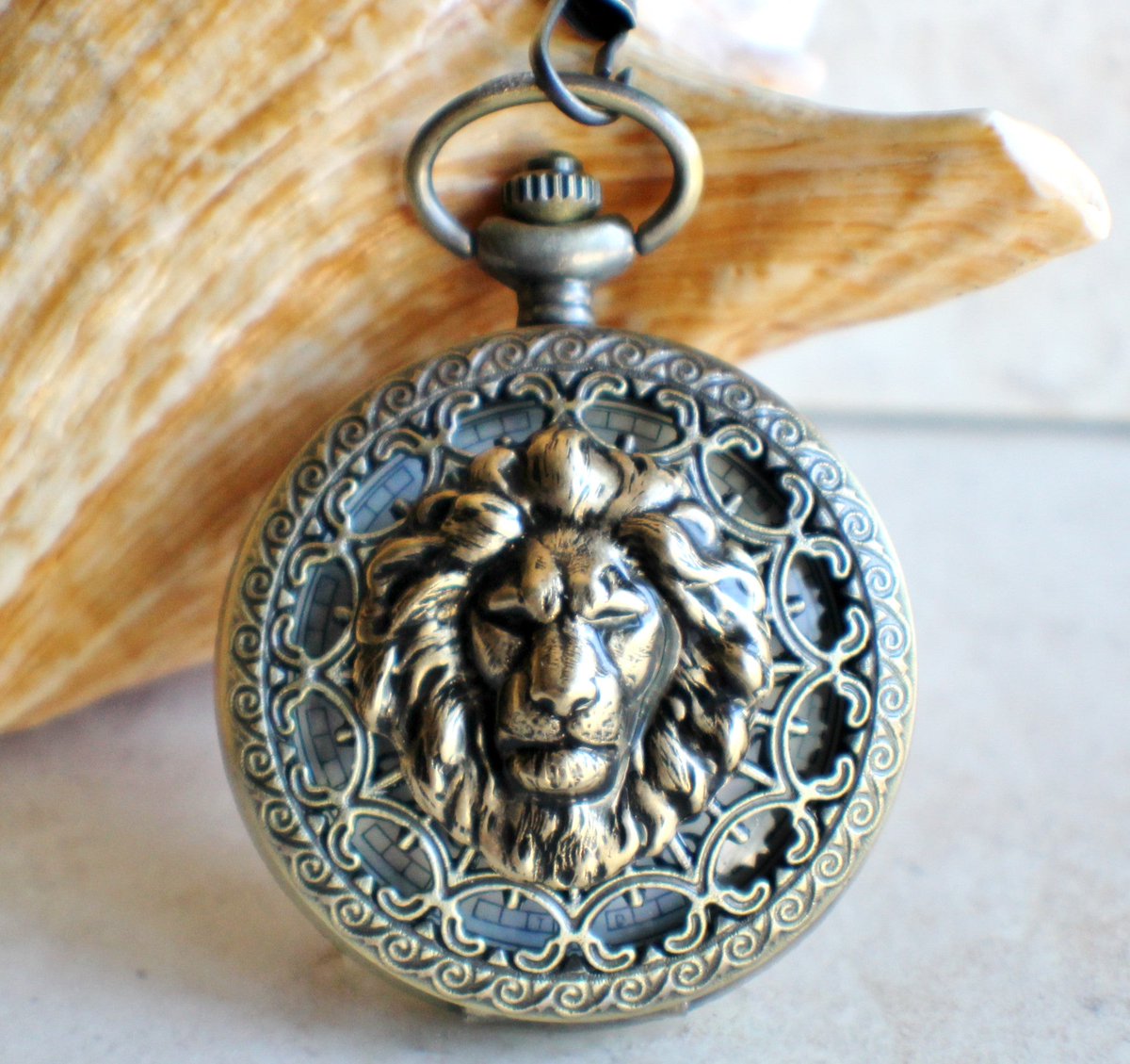 charsfavorite's tweet image. Elevate your style with our Lion Head Mechanical Pocket Watch in Bronze for just $75. A timeless piece that blends elegance and functionality—make it yours today. #LuxuryTimepieces #WatchesOfTwitter

 Shop Now charsfavoritethings.com/products/copy-…