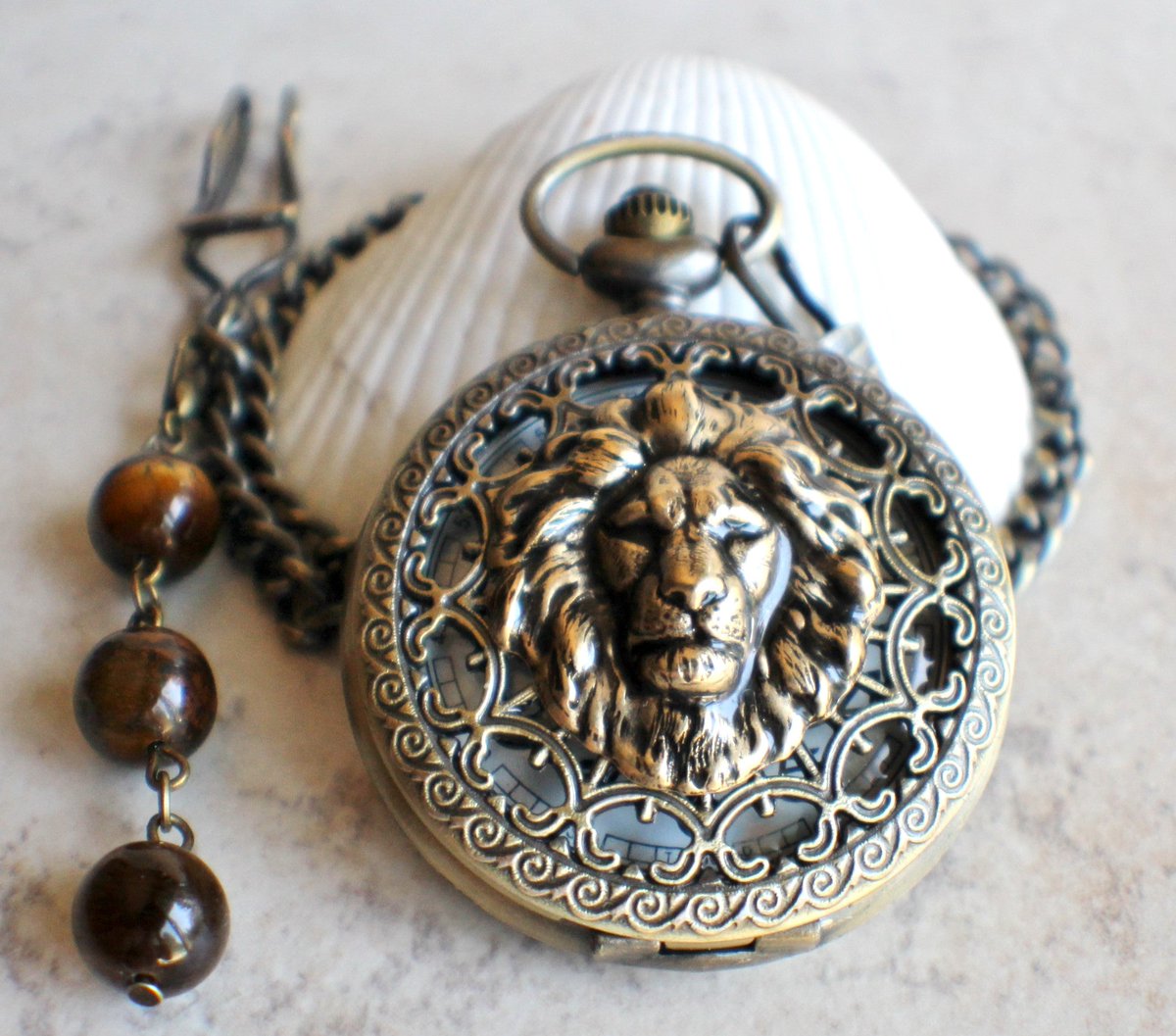 charsfavorite's tweet image. Elevate your style with our Lion Head Mechanical Pocket Watch in Bronze for just $75. A timeless piece that blends elegance and functionality—make it yours today. #LuxuryTimepieces #WatchesOfTwitter

 Shop Now charsfavoritethings.com/products/copy-…