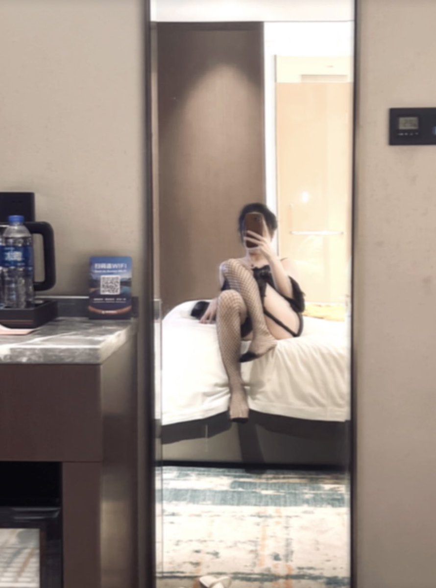 #广州ts #广州萤火虫漫展 #广州漫展 #TS #香港TS #人妖 #妈妈 #男娘雌堕 #女攻 #四爱 #广州男梁 #变性人 #lady boy   #跨性别 #女王 之前抖音上加的 #男大 大二弟弟听说我回到广州了就迫不及待想要见我，说想吃姐姐的仙女棒想吃精华、于是姐姐就满足弟弟，最后要姐姐把穿过的丝袜送给他拿回宿舍闻🫣